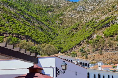  bir dağ ve Mijas çatı görünümü