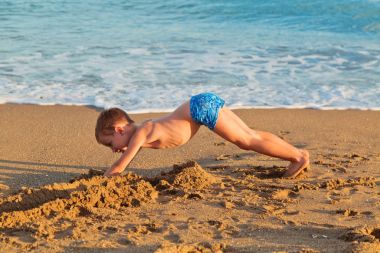 bir plajda küçük çocuk 