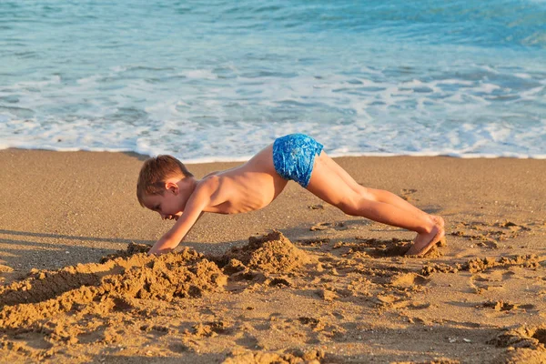 Petit garçon à une plage — Photo