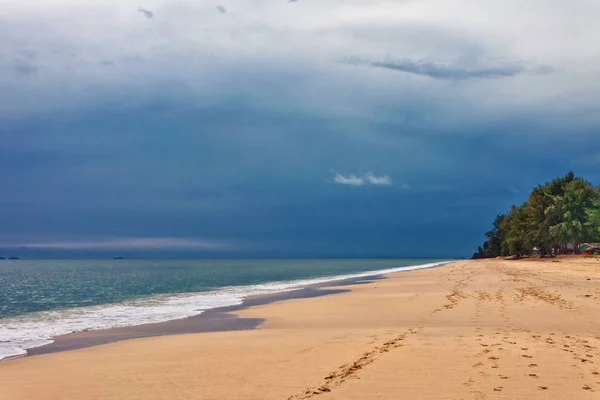 Tropisch strand onder de sombere hemel — Stockfoto