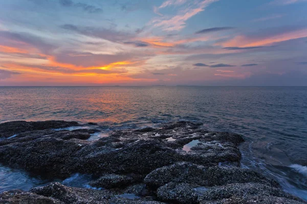 Oscuro atardecer tropical — Foto de Stock