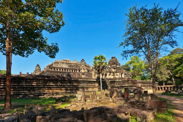 Alter buddhistischer Khmer-Tempel im angkor wat Komplex — Stockfoto