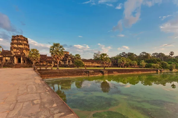Rio perto de templo khmer budista antigo no complexo Angkor Wat — Fotografia de Stock