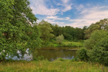 nehir ile yeşil alan 