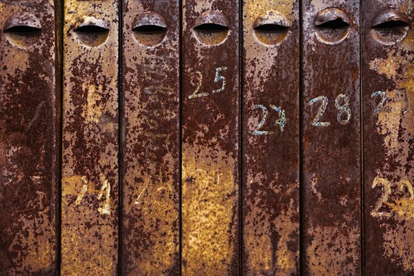 Alte rostige eiserne Briefkästen — Stockfoto