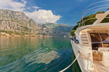 Rıhtımın sürat teknesi