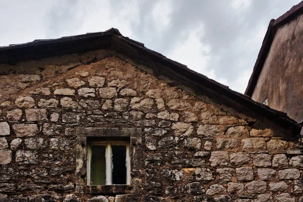 Facade of old building under gloomy sky — Stock Photo, Image