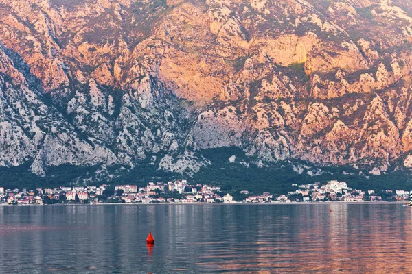 Havet solnedgång på bergen bakgrund — Stockfoto