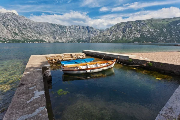 Een kleine baai met boten — Stockfoto