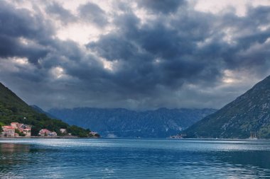 Deniz ve dağlar kasvetli hava