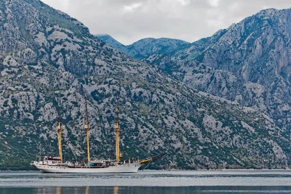 Segelfartyg på bakgrund av berg — Stockfoto