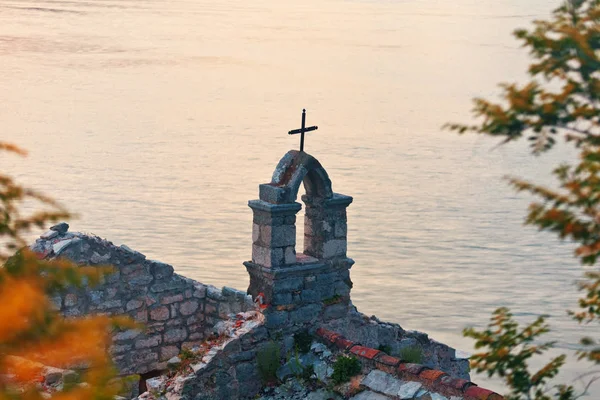 De oude kerk in de buurt van de zee — Stockfoto