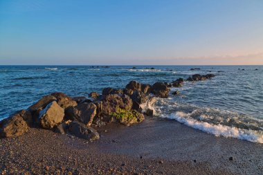 taş Plajı'nda deniz günbatımı