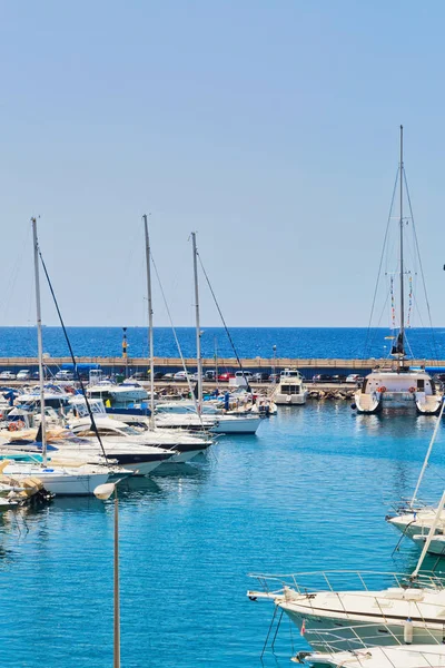 Marina z jachtów na wybrzeżu Costa Adeje na Teneryfie. Wyspy Kanaryjskie — Zdjęcie stockowe