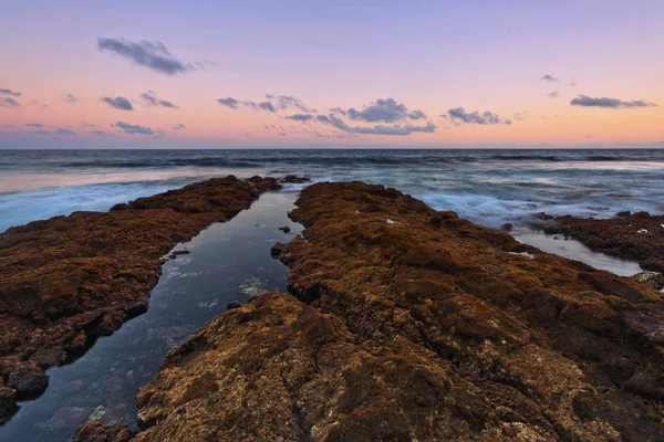 Poente do mar na praia de pedras — Fotografia de Stock