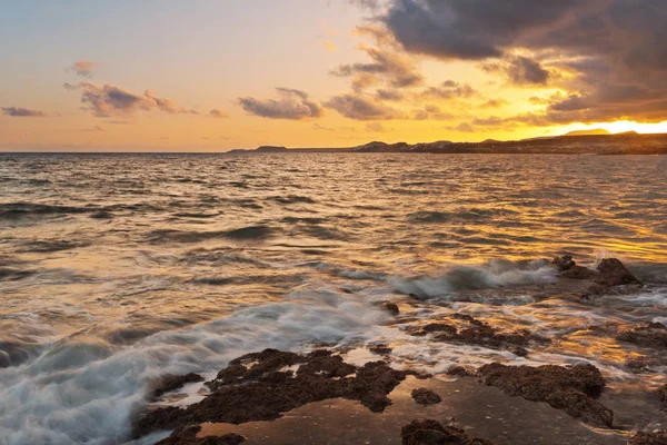 Coucher de soleil sur la plage de pierres — Photo