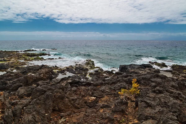 Wunderschönes Meer mit Felsen unter blauem Himmel — Stockfoto