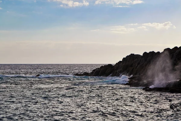 Mar bonito com rochas sob o céu azul — Fotografia de Stock