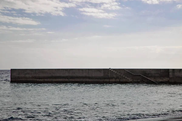 Kamienie molo na plaży — Zdjęcie stockowe