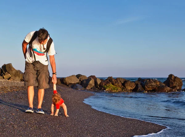 Отец и дочка гуляют по пляжу — стоковое фото