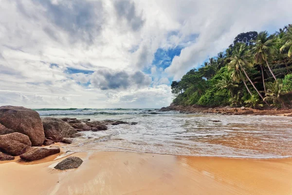 Spiaggia tropicale sotto il cielo cupo — Foto Stock