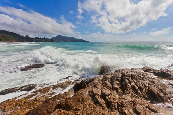 Mare di tempesta con onde che si infrangono contro le rocce — Foto Stock