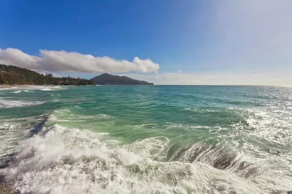 Mare di tempesta con onde che si infrangono contro le rocce — Foto Stock