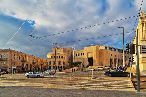 Площадь с автомобилями и железнодорожными путями на площади Цахал в центре o — стоковое фото