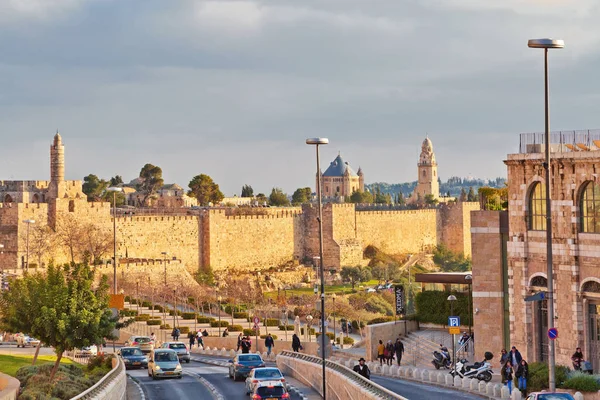 Tráfego rodoviário ao longo do muro da cidade velha de Jerusalém — Fotografia de Stock