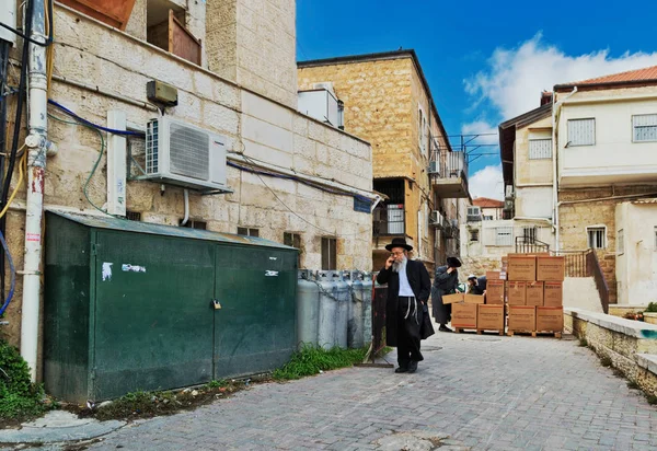 携帯電話で正統派ユダヤ人の男は Jerusale の通りで歩く — ストック写真