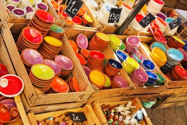 Tabak üstünde belgili tanımlık sayaç içinde belgili tanımlık çarşı. Seramik ev, yemekler için, 