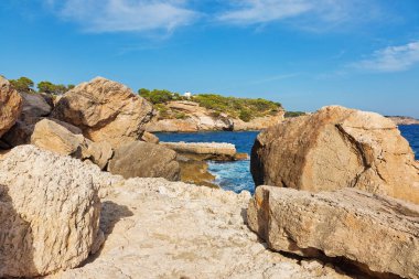 Güzel defne plaj turkuaz deniz suyu. Mallorca Adası