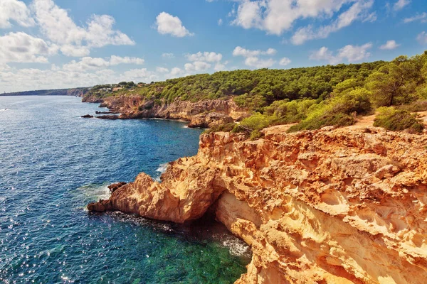 Belle baie plage d'eau de mer turquoise. Mallorca île — Photo