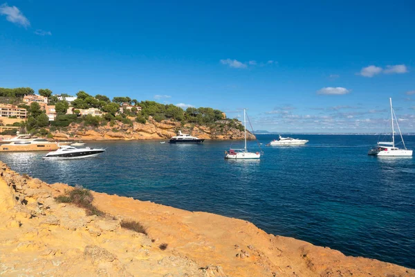 Baía bela paisagem marinha com iates e barcos.Ilha de Maiorca — Fotografia de Stock