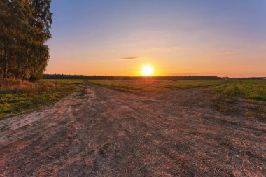 gün batımı alanında yol