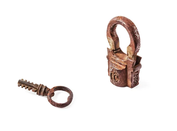 Antic fechadura aberta e chave no fundo branco — Fotografia de Stock