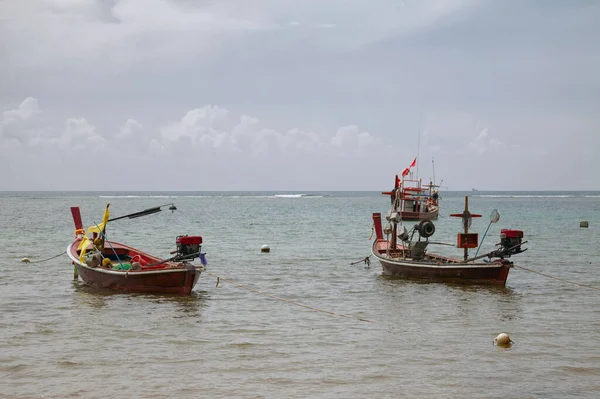 Barcos tailandeses perto da exótica praia tropical — Fotografia de Stock