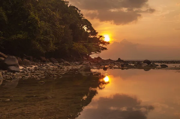 Spiaggia tropicale al tramonto — Foto Stock