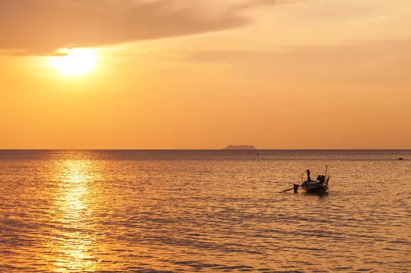 Barco cerca de la playa — Foto de Stock