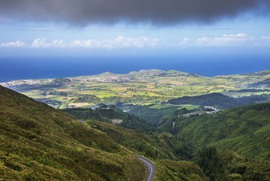 Dağlarda, vadilerde, Sao Miguel adasının deniz kıyısında