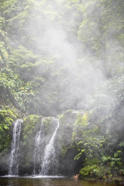 Majestatyczny wodospad w lesie na wyspie Sao Miguel, Portugalia — Zdjęcie stockowe
