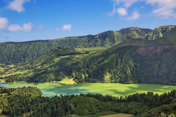 Vue pittoresque sur le lac de Sete Cidades, un cratère volcanique — Photo