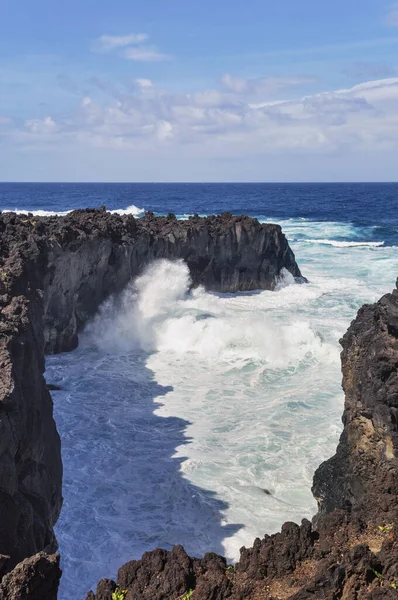 Удивительный атлантический вид на океан со скал, остров Сао Фалуэль, Порту — стоковое фото