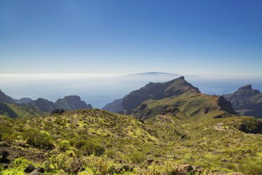 Dağlar, gökyüzü ve atmosfer görünümünü