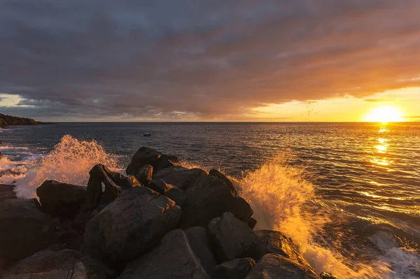 Solnedgång på rocks — Stockfoto