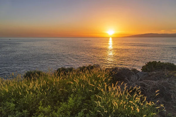 Paysage pittoresque du littoral rocheux au coucher du soleil — Photo