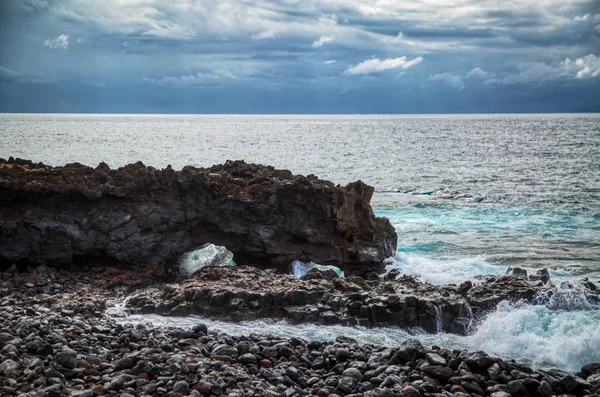 Spiaggia tropicale sotto il cielo cupo — Foto Stock