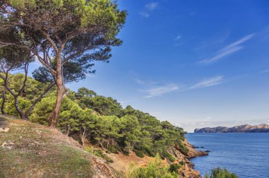 Gökyüzünün altında deniz üzerinde kayalar ile Manzara. Mallorca adası
