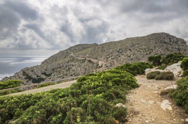 Kasvetli dramatik sk altında bir fırtına önce kayalık sahil Manzara