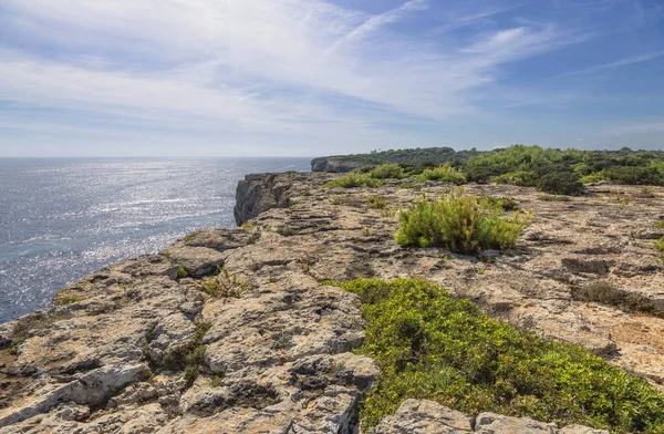 Paisaje con rocas sobre el mar bajo el cielo.Isla de Mallorca —  Fotos de Stock